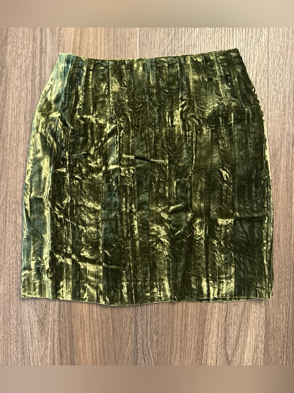 Cache vintage 90’s crushed velvet green mini skirt with back zipper. Size 4
